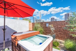 Outdoor spa tub - Midtown Digs (Phoenix)