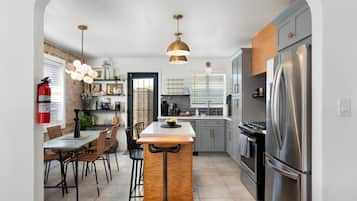 Rumah, pemandangan kota | Dapur pribadi | Lemari es, microwave, oven, dan mesin pencuci piring