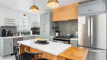 Rumah, pemandangan kota | Dapur pribadi | Lemari es, microwave, oven, dan mesin pencuci piring