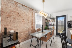 Family dining - Midtown Digs (Phoenix)