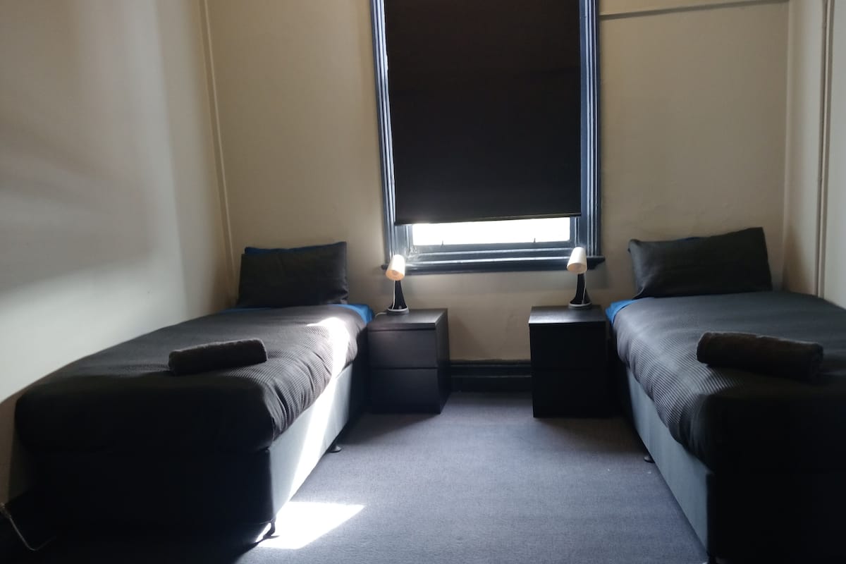Eenvoudige kamer, 1 twee- of 2 eenpersoonsbedden, niet-roken | Gratis wifi, beddengoed