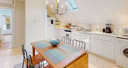 Charming apartment in the heart of town with quick WiFi