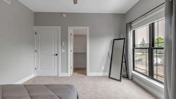 3 bedrooms, desk, iron/ironing board, free WiFi