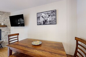 Dining - Wonderful Long Term Rental, Steps to Riverfront Gondola and Beaver Creek Shuttle (Avon)