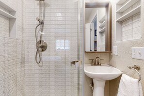 Hair dryer, towels - Wonderful Long Term Rental, Steps to Riverfront Gondola and Beaver Creek Shuttle (Avon)