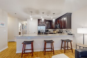 ثلاجة، ميكروويف، فرن، موقد طهي مسطح