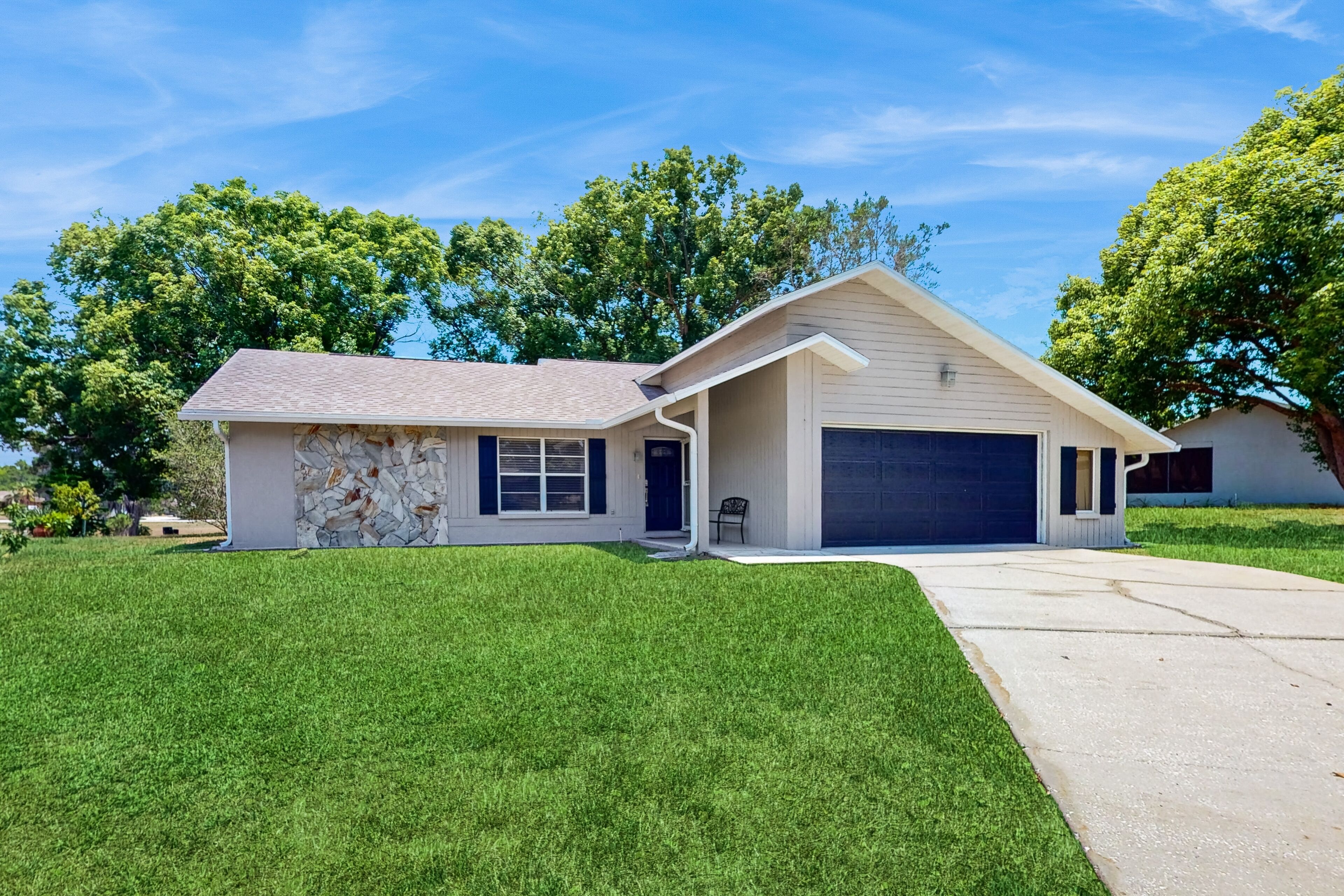 Family & dog friendly with pond, shaded trees, close by parks, W/D, AC and Wifi