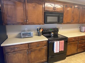 Fridge, microwave, oven, stovetop - Modern home in Tuscaloosa 4.5mi from Bryant Denny with many amenities. (Tuscaloosa)