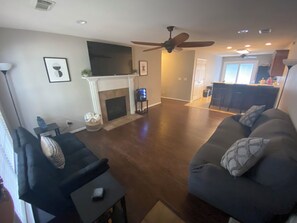 Smart TV, fireplace, video games, offices - Modern home in Tuscaloosa 4.5mi from Bryant Denny with many amenities. (Tuscaloosa)