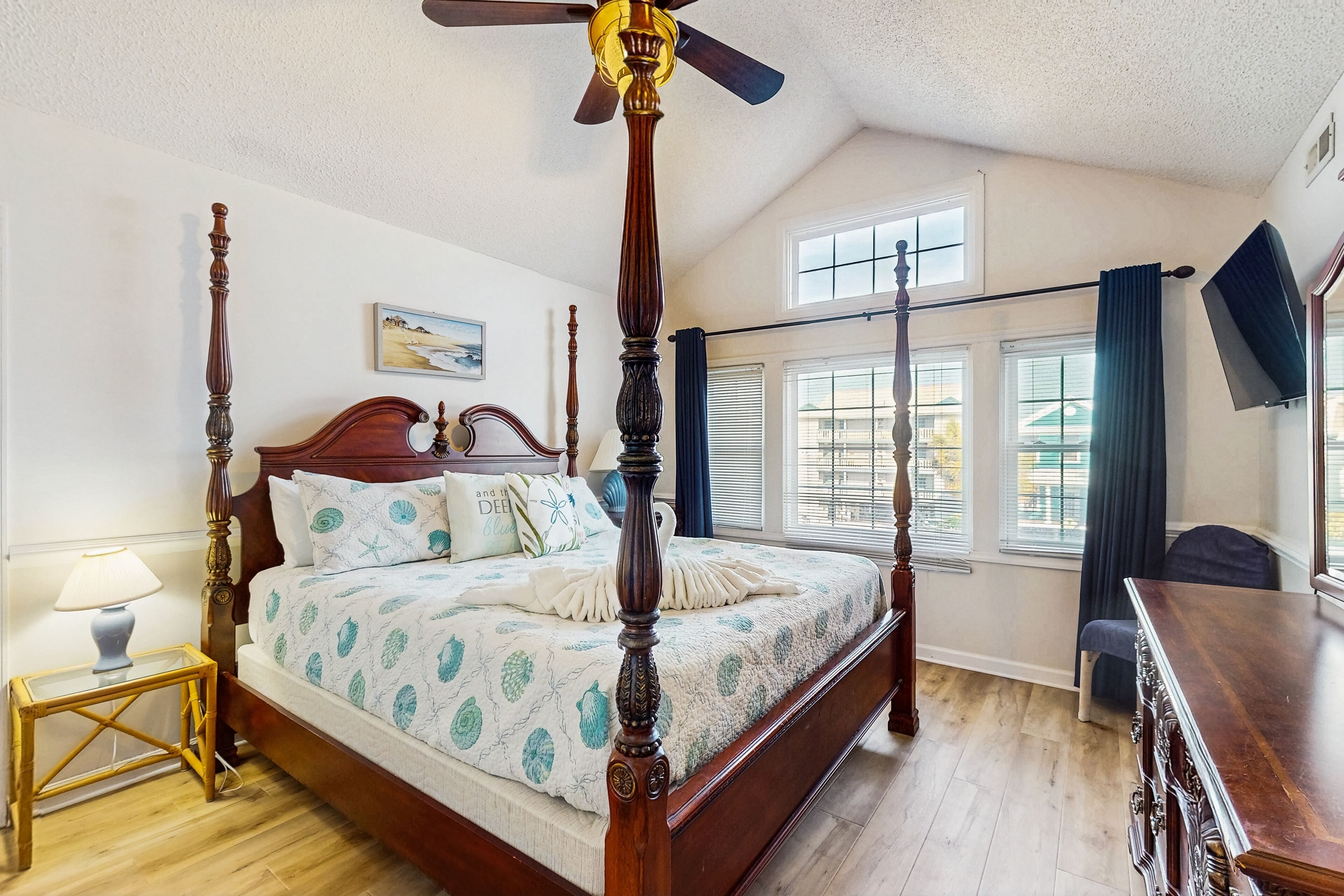 3 bedrooms, internet, bed sheets