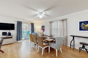 Dining - Spacious condo with grill, balcony, & firepit - across from the beach (Surfside Beach)