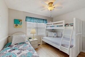 3 bedrooms, internet, bed sheets - Spacious condo with grill, balcony, & firepit - across from the beach (Surfside Beach)