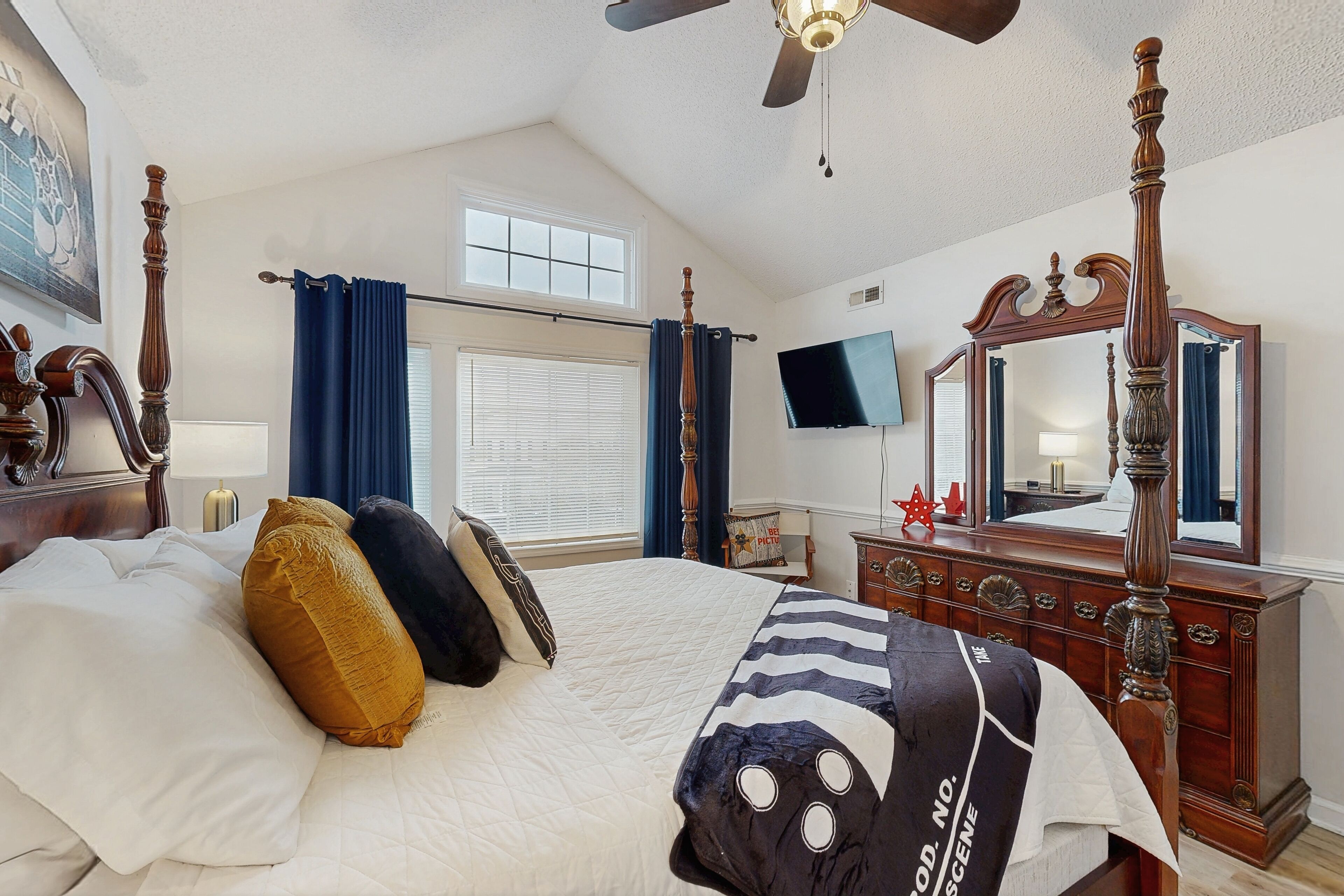 3 عدّة غرف نوم وخدمة الإنترنت وملاءات أسرّة