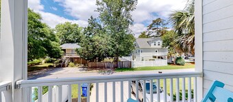 Spacious house with private pool, W/D, central A/C, close to beach