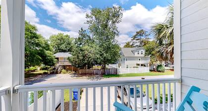 Spacious house with private pool, W/D, central A/C, close to beach