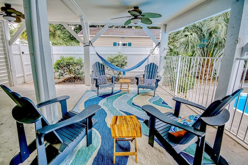 Spacious house with private pool, W/D, central A/C, close to beach