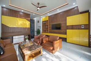 ซิตี้วิลล่า, ห้องครัว, วิวเมือง | บริเวณนั่งเล่น | สมาร์ททีวี 55 นิ้ว พร้อมช่องดิจิตอล