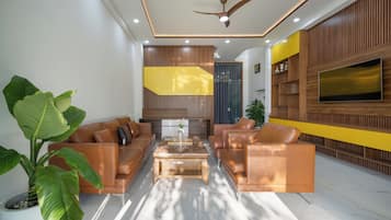Villa City, cocina, vistas a la ciudad | Zona de estar | Smart TV de 55 pulgadas con canales digitales