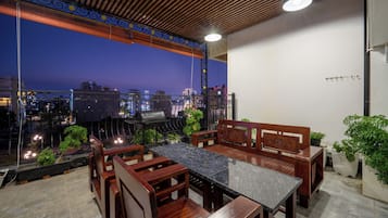 Villa City, cocina, vistas a la ciudad | Terraza o patio