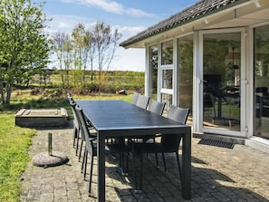 تناول الطعام بالخارج