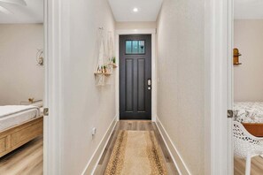 3 slaapkamers, een strijkplank/strijkijzer, gratis wifi, beddengoed