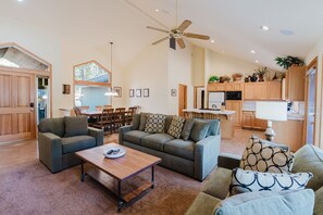 تلفزيون، مدفأة، كُتُب