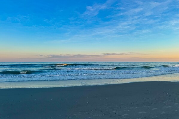 Beach - Waterfront condo w/private balcony, shared pool, hot tub & A/C (Little River)