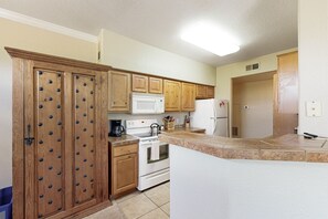 冷蔵庫、電子レンジ、オーブン、コンロ