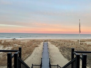 En la playa, sillas reclinables de playa, toallas de playa
