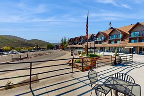 Outdoor dining - Modern condo w/ shared pool & hot tub, ski-in/out, free WiFi (Park City)