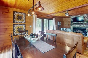 Dining - Charming dog-friendly house with hot tub and gas fireplace (Ellijay)