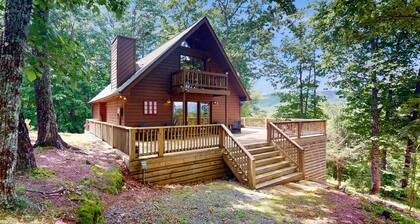 Charming dog-friendly house with hot tub and gas fireplace