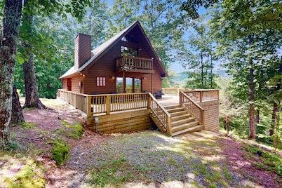 Charming dog-friendly house with hot tub and gas fireplace