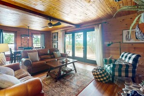 TV, fireplace
