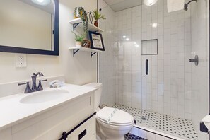 Towels - Charming dog-friendly house with hot tub and gas fireplace (Ellijay)