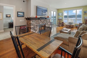 Interior - Seasons Waterfront | Pool, Marina, Hot Tub, Spa (Sandpoint)