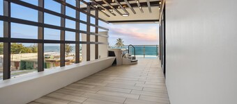 Zaturn Beach House – Oceanfront villa w/ rooftop terrace & jacuzzi
