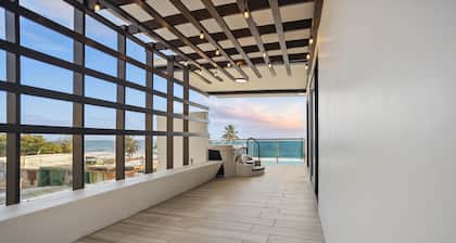 Zaturn Beach House – Oceanfront villa w/ rooftop terrace & jacuzzi