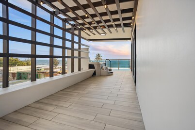 Zaturn Beach House – Oceanfront villa w/ rooftop terrace & jacuzzi
