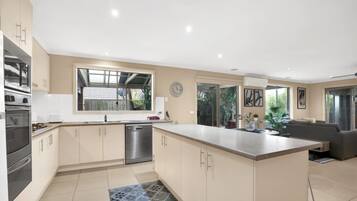 Geladeira, micro-ondas, fogão, cooktop