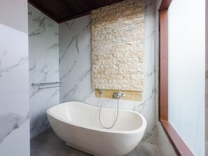 Villa, 3 habitaciones, alberca privada | Baño | Regadera y toallas 