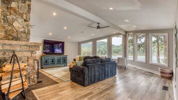 Fernseher, Kamin, Tischtennisplatte