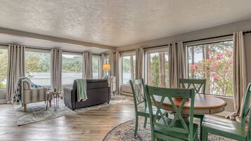 Fernseher, Kamin, Tischtennisplatte