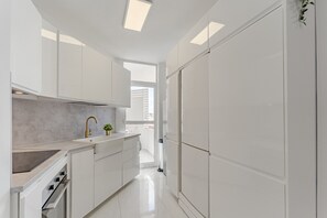 Refrigerador, horno, cafetera y tetera y tetera eléctrica 