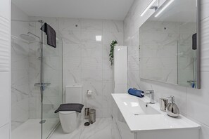 Dusj, hårføner og håndklær