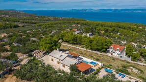 A coastal property with a swimming pool, a small garden, and a view of the sea. - Villa Anabella (Supetar)