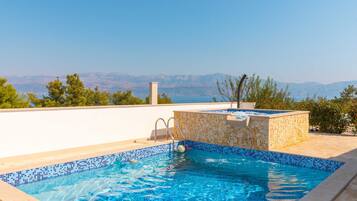 Villa (Four bedroom Villa with Swimming pool) | Piscina | Piscina stagionale all'aperto, lettini