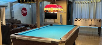 Game room/ sleeps 10/ near Murfreesboro Diamond mine/ lakes/ fun, unique, quirky