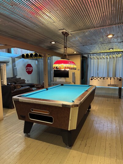 Game room/ sleeps 10/ near Murfreesboro Diamond mine/ lakes/ fun, unique, quirky