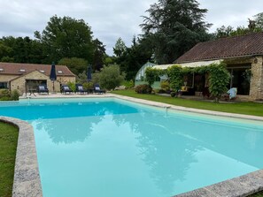 Utendørsbasseng og et oppvarmet basseng